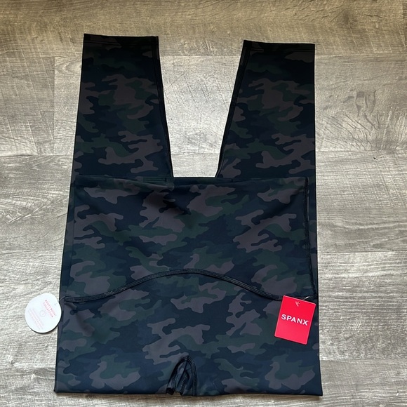 NWT. SPANX Booty Boost 7/8 Printed Camo Leggings - Picture 2 of 13